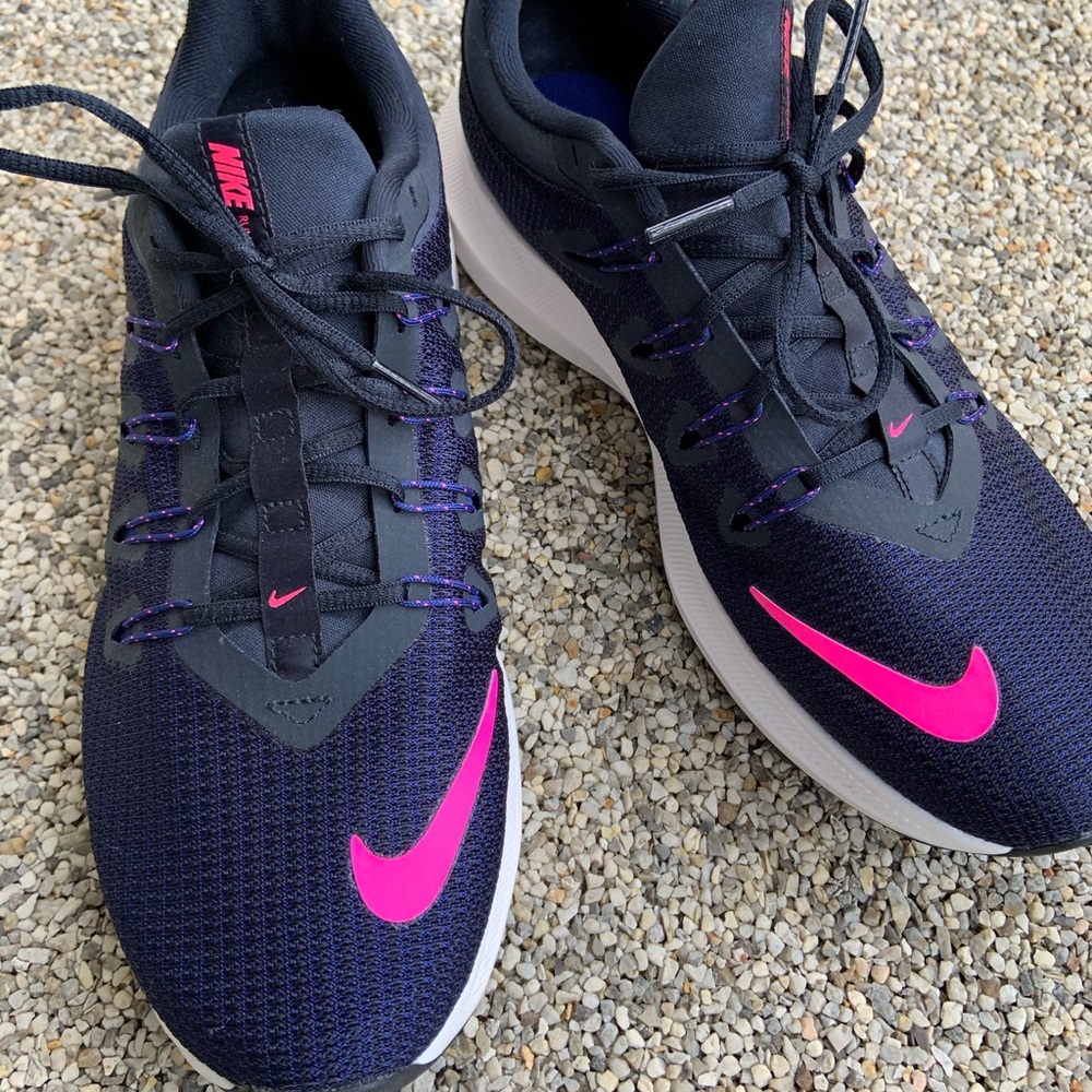 Nike Running Shoe dark blue w/ hot pink Size 9